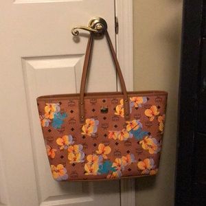 MCM ,AUTHENTIC medium top zip shopper